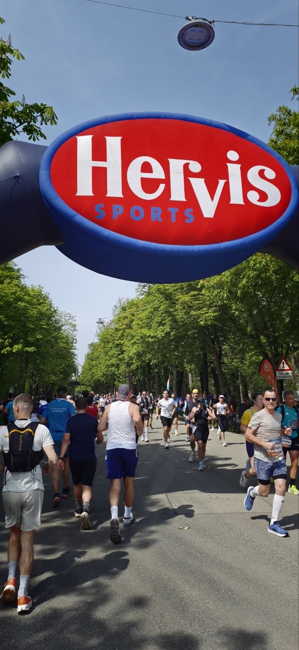 Hervis Sports sponsor arch
