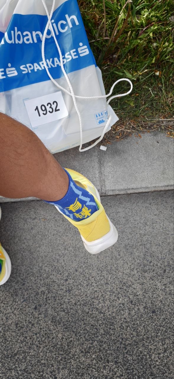 Bib 1932 and yellow running shoes