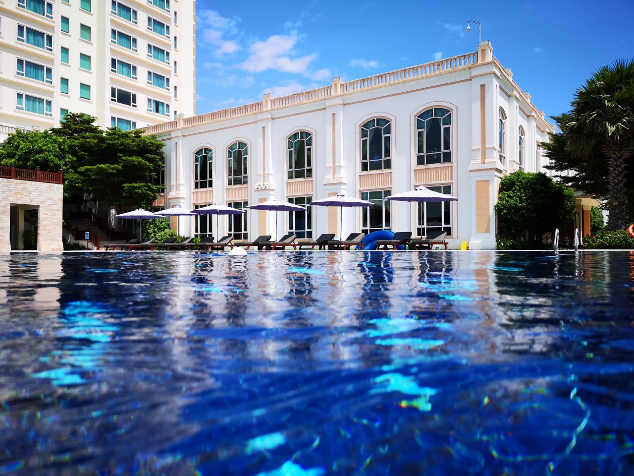 水面から撮影したプール