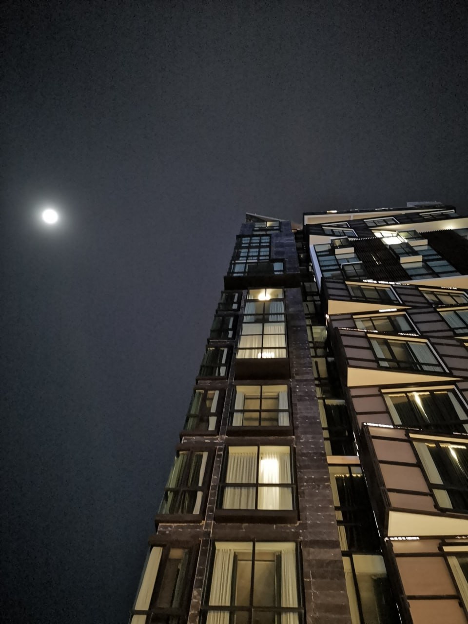 プノンペンの夜景と月
