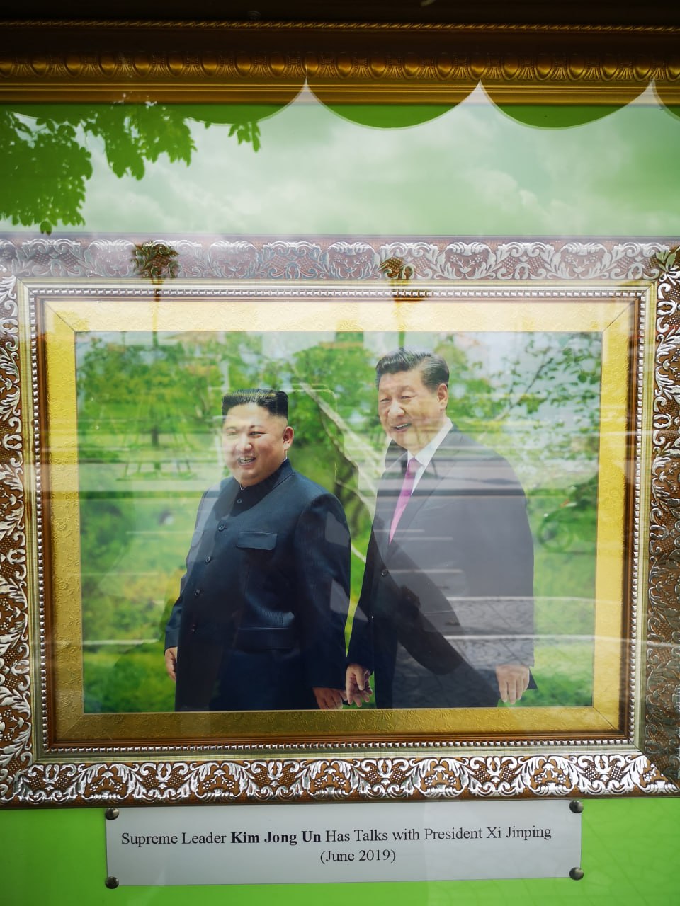北朝鮮レストランの写真の壁