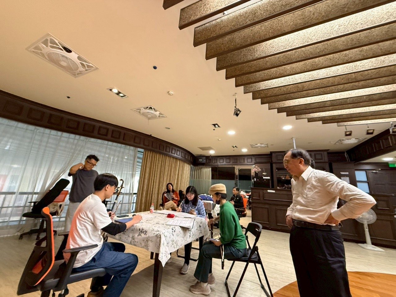 老師到桌邊指導弓法