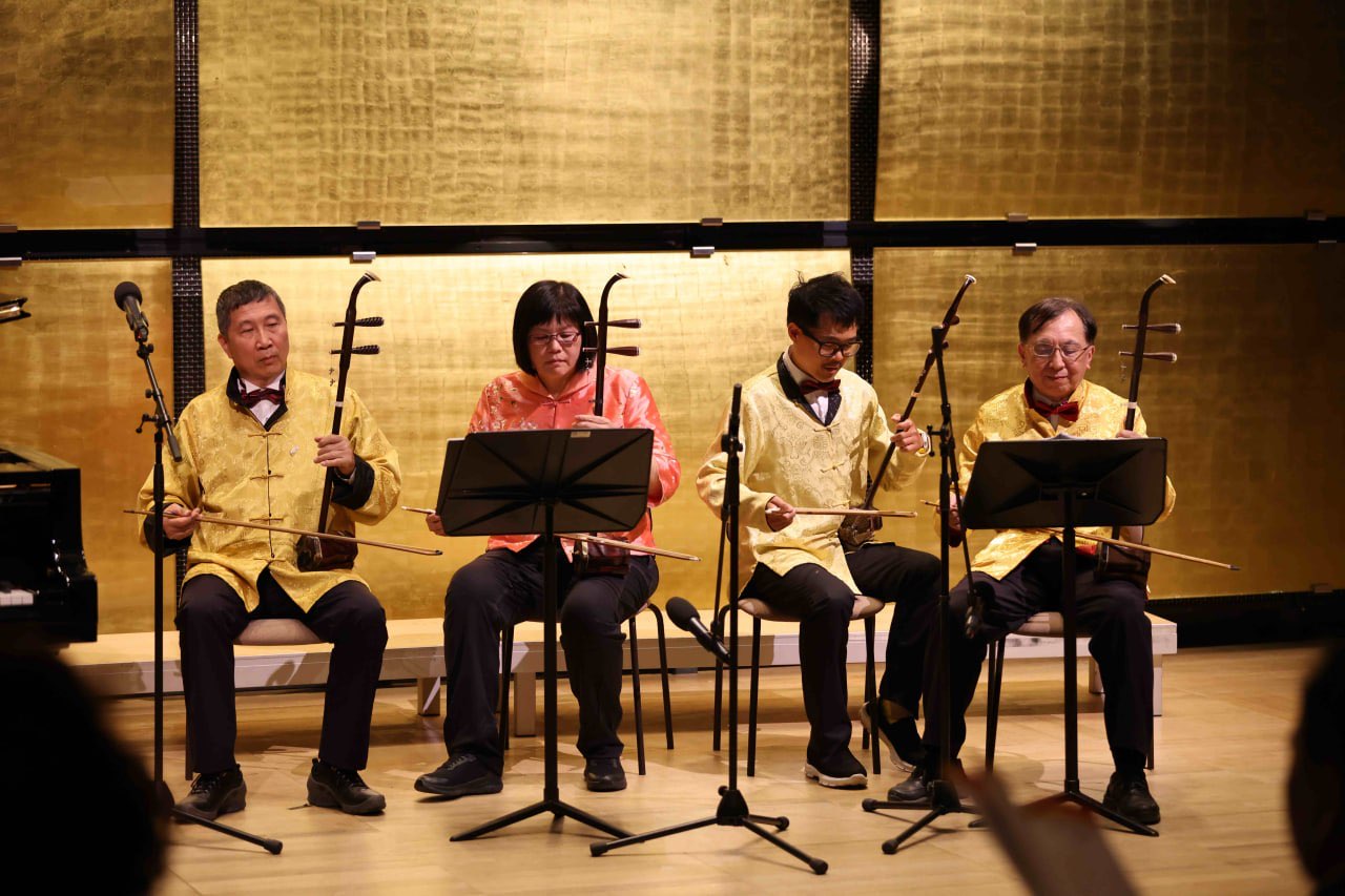 妙彥學姊、卞老闆、Simon、阿貴四人在維也納 Musikverein 玻璃廳金色舞台演奏二胡