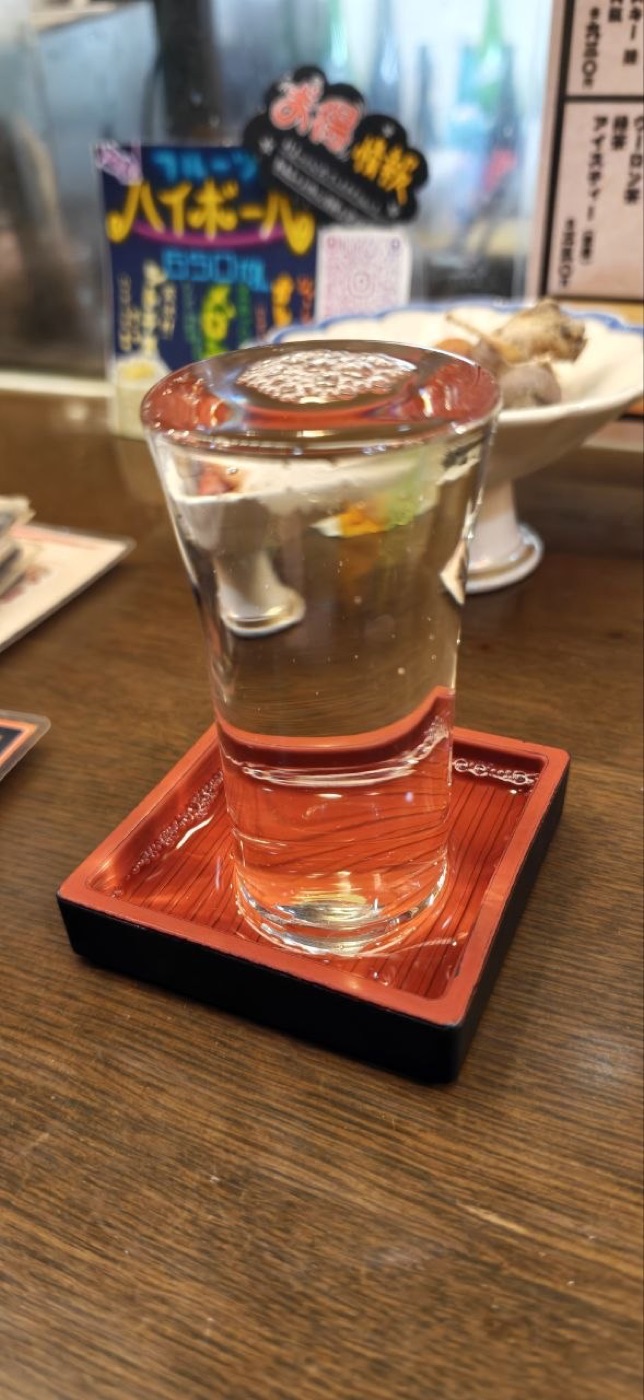 居酒屋酒杯與水菜浮飾