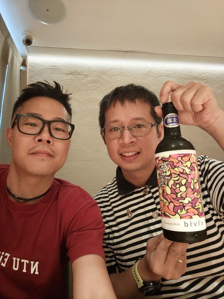 與友人聚餐 — 白嶺 VIVID 紅標瓶身合照