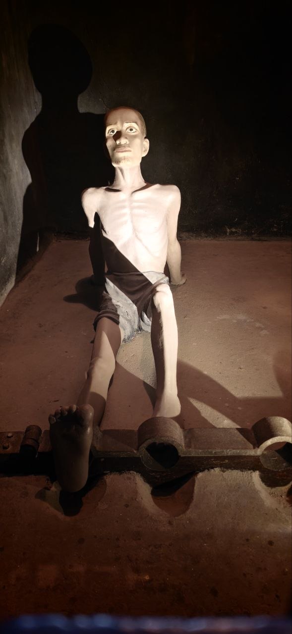 骨瘦如柴的囚犯