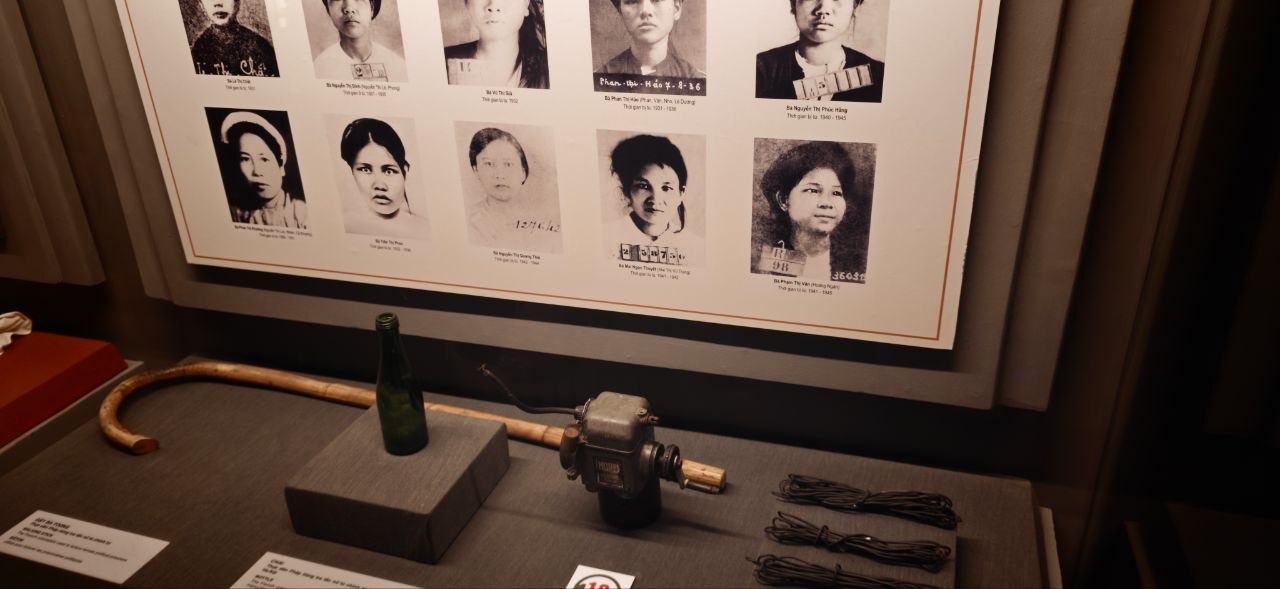 女革命者照片和刑具