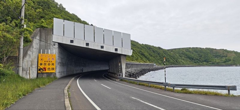 利尻島沿海道路與防雪覆蓋