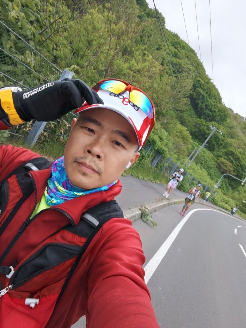 自拍：跑者在賽道上