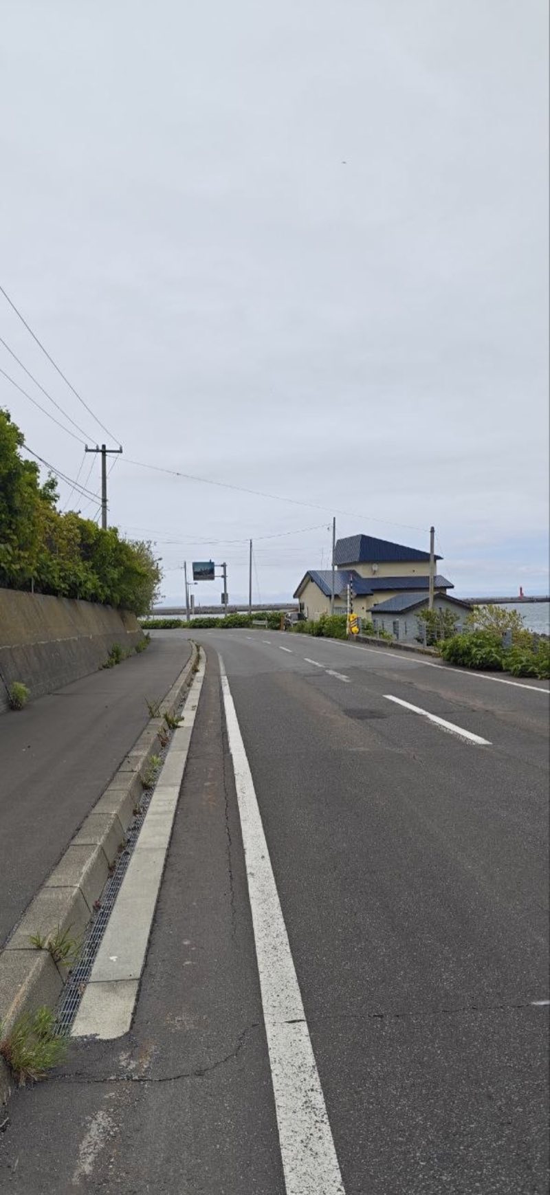 安靜沿海道路與遠方港口燈塔