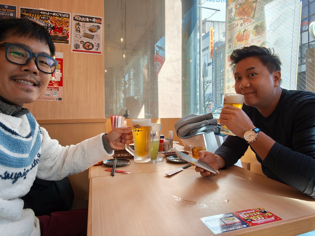 和朋友在餐廳聚餐