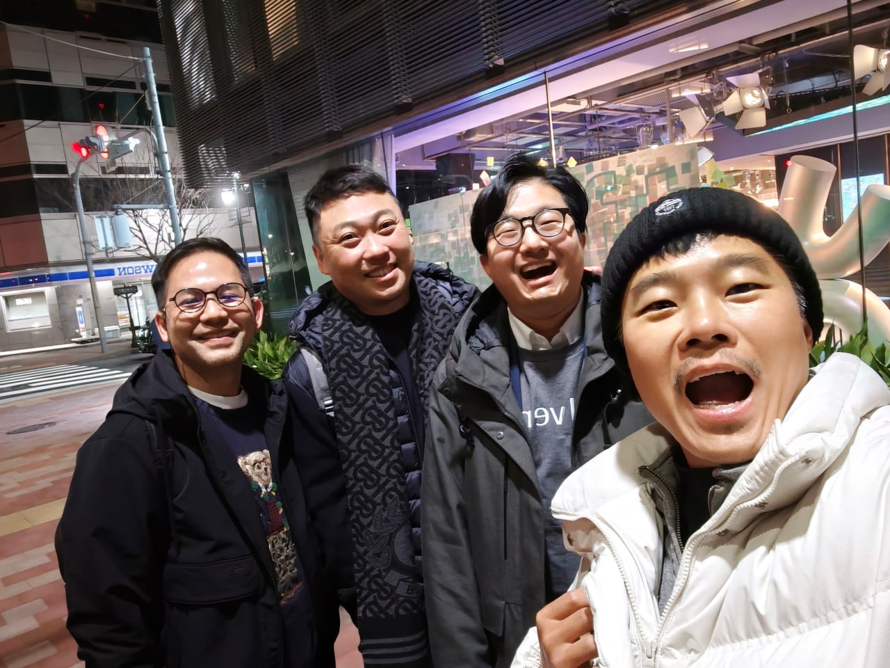 四位朋友在東京街頭合照