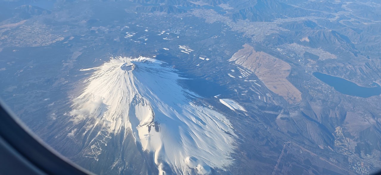 從飛機窗戶俯瞰覆雪的富士山