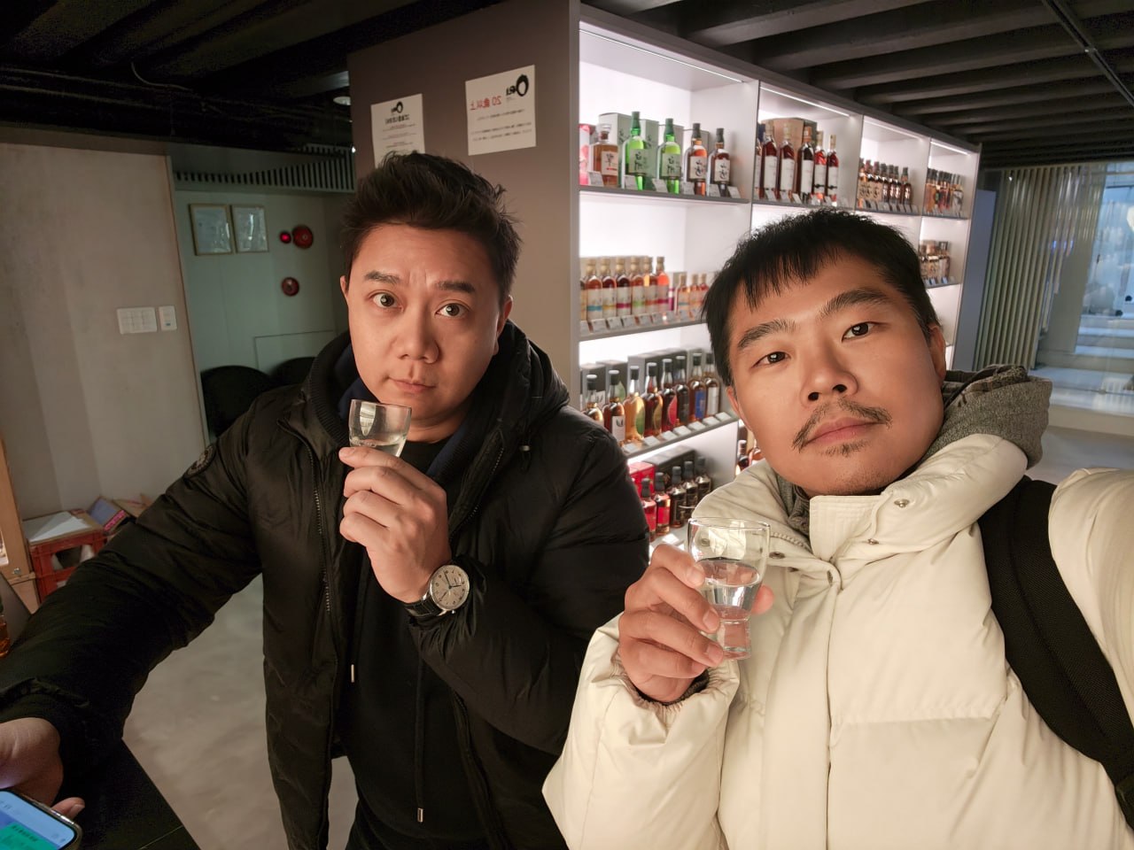 和朋友在清酒吧品飲