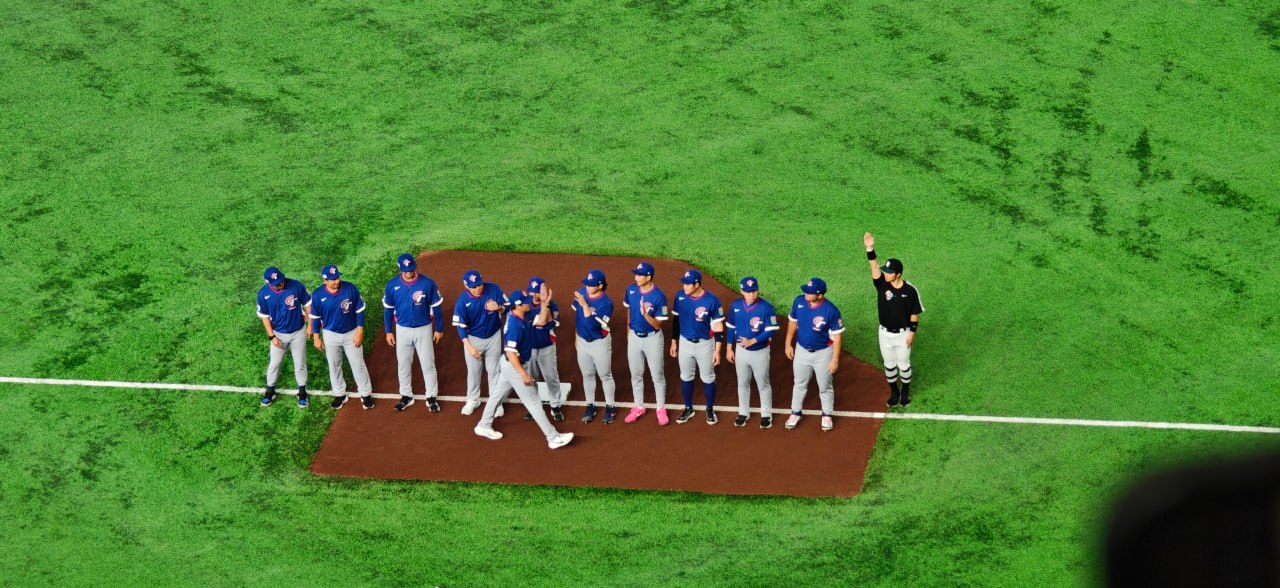 台灣隊球員在投手丘上列隊