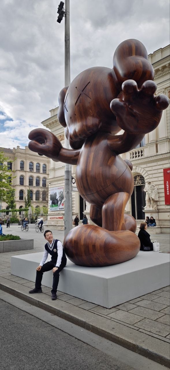KAWS 雕塑 @ 阿爾貝蒂娜博物館