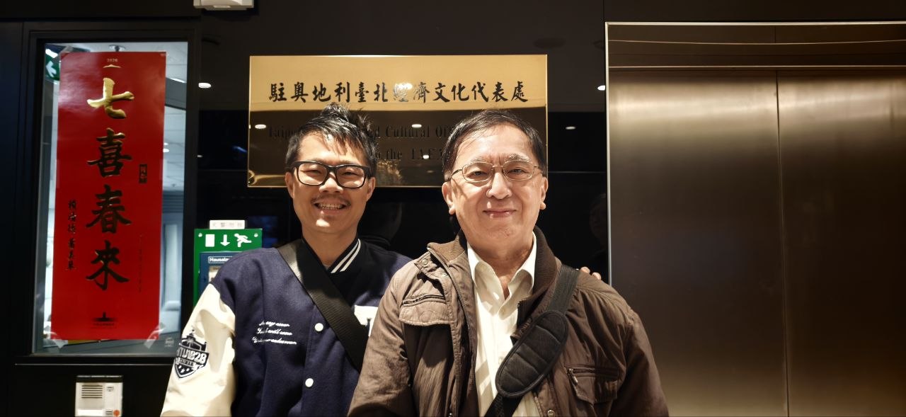 在駐奧地利台灣辦公室前合影