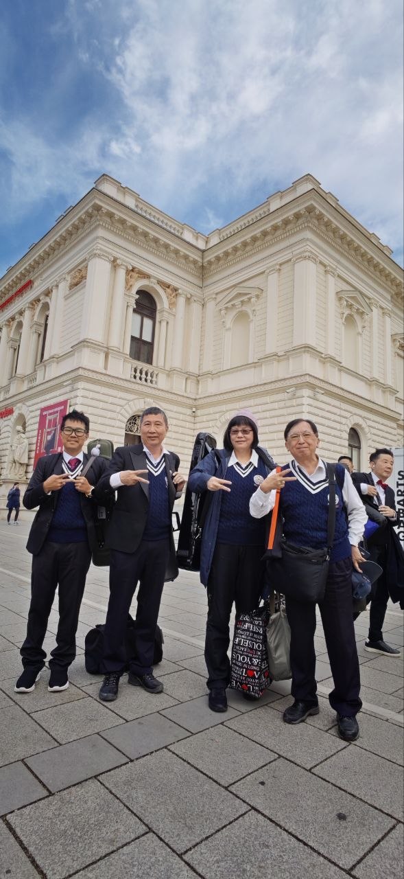 二胡組在音樂廳外合影