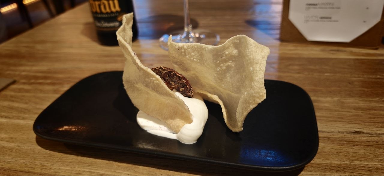 Amuse-bouche — 黑色盤上的精緻開胃小點