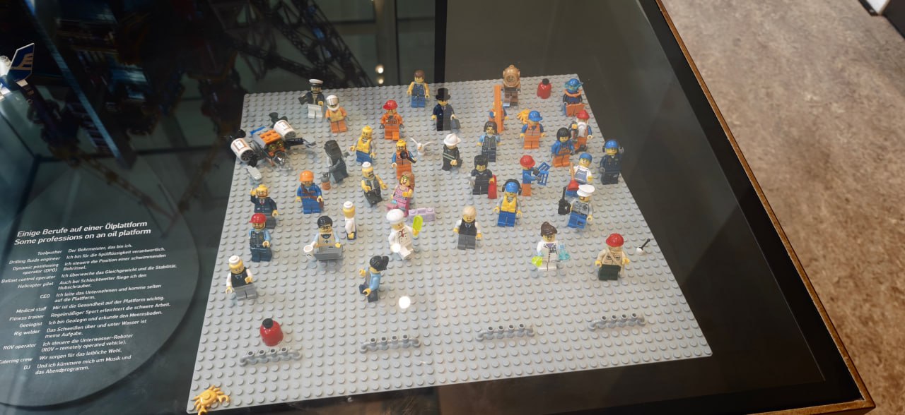 LEGO 小人偶展示石油平台上的不同職業